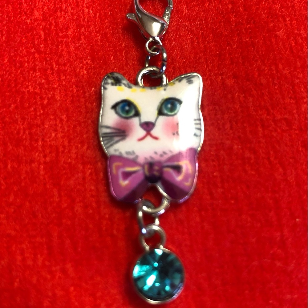 NWT, Handmade by A Charmed Life. Adorable Enamel Kitty Zipper Pull.